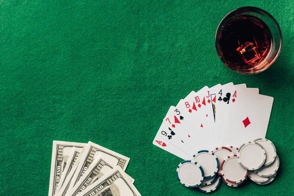 Dealer profesional dewartp menghadiri permainan Bandar Poker di studio kasino langsung dengan kamera multi-sudut